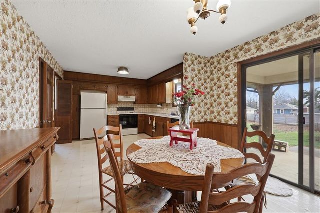 908 NW 10th Street, Blue Springs, MO 64015