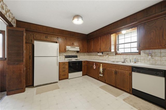 908 NW 10th Street, Blue Springs, MO 64015