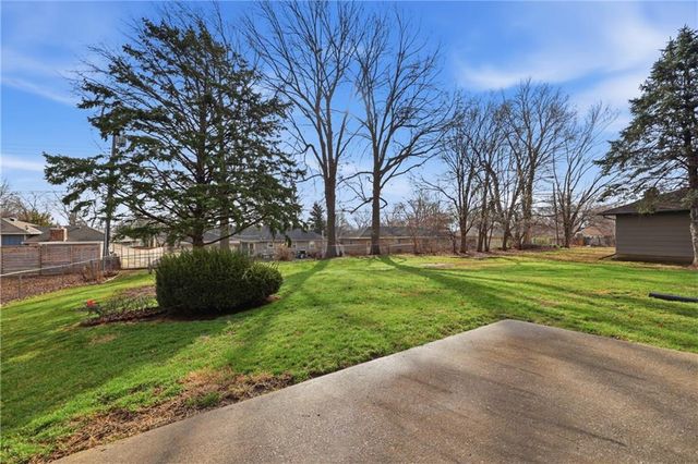 908 NW 10th Street, Blue Springs, MO 64015