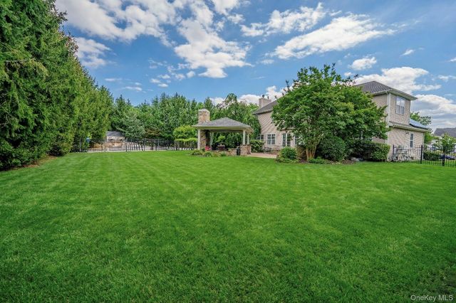 1 Holly Court, Miller Place, NY 11764