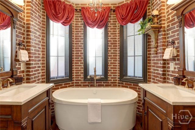 220 E State Street, Savannah, GA 31401