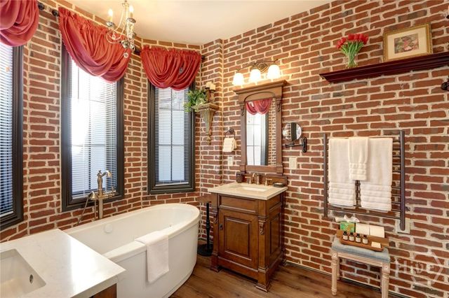 220 E State Street, Savannah, GA 31401