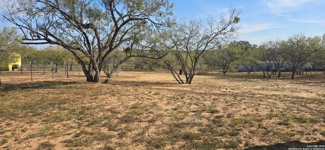 188 Country View, Floresville, TX 78114