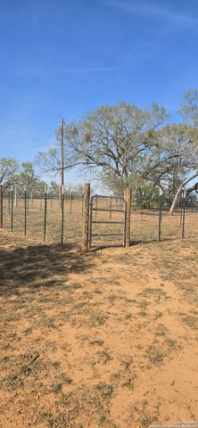 188 Country View, Floresville, TX 78114