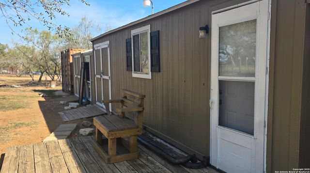 188 Country View, Floresville, TX 78114