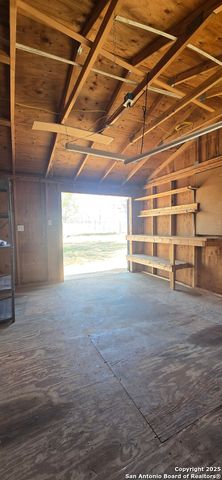 188 Country View, Floresville, TX 78114