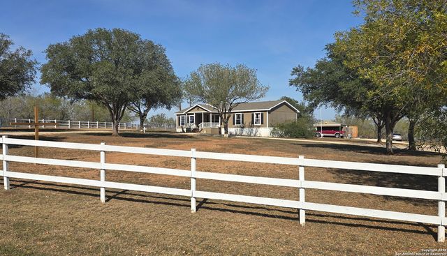 188 Country View, Floresville, TX 78114