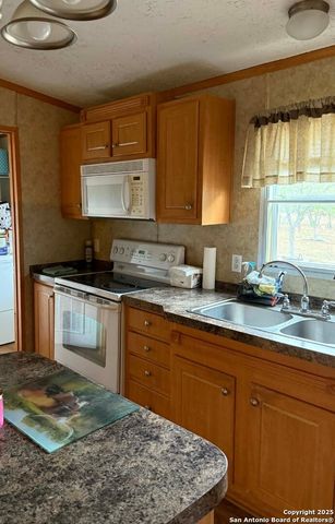 188 Country View, Floresville, TX 78114