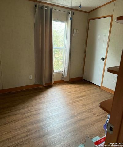 188 Country View, Floresville, TX 78114