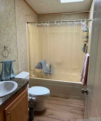 188 Country View, Floresville, TX 78114