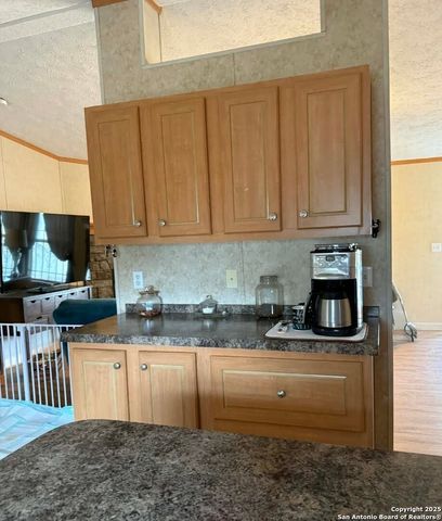 188 Country View, Floresville, TX 78114