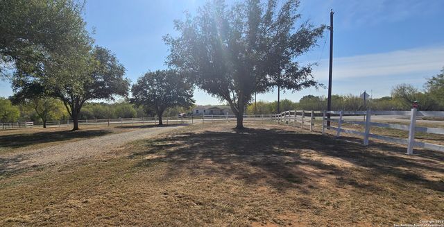 188 Country View, Floresville, TX 78114