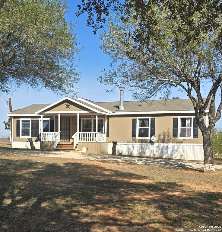 188 Country View, Floresville, TX 78114