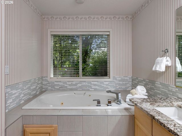8720 Sw STONO Dr, Tualatin, OR 97062