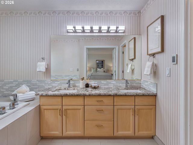 8720 Sw STONO Dr, Tualatin, OR 97062