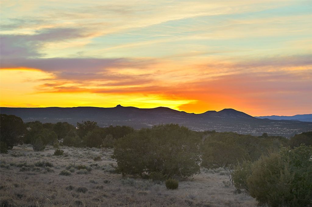 136 Thundercloud Road, Santa Fe, NM 87506