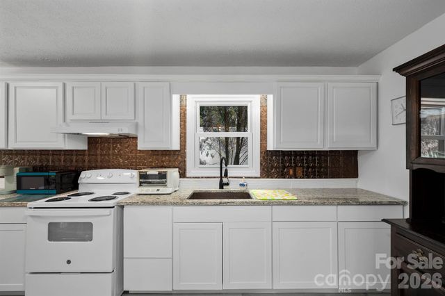 389 Rollins Road, Marshall, NC 28753