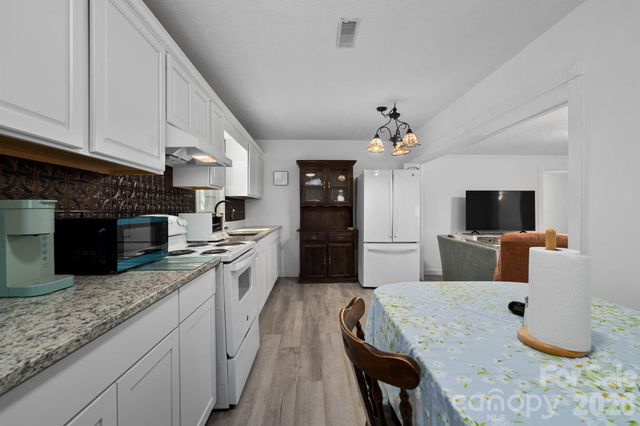 389 Rollins Road, Marshall, NC 28753