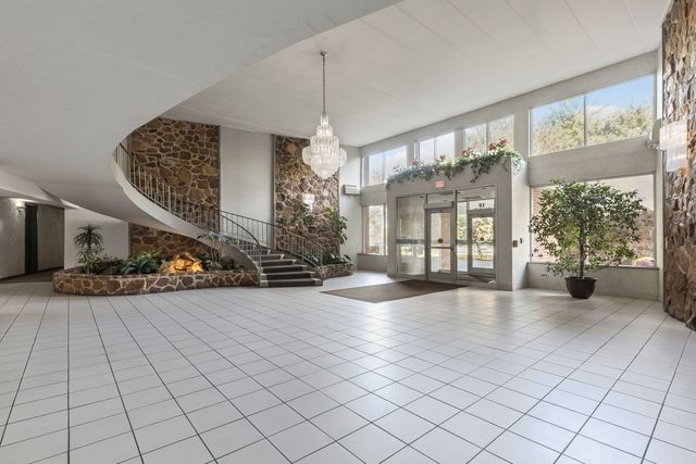 18 E Old Willow Road 210N, Prospect Heights, IL 60070