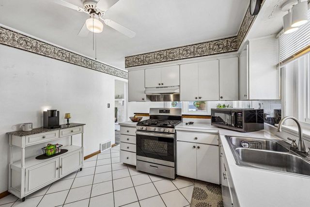 N1359 Moss DRIVE, Genoa City, WI 53128