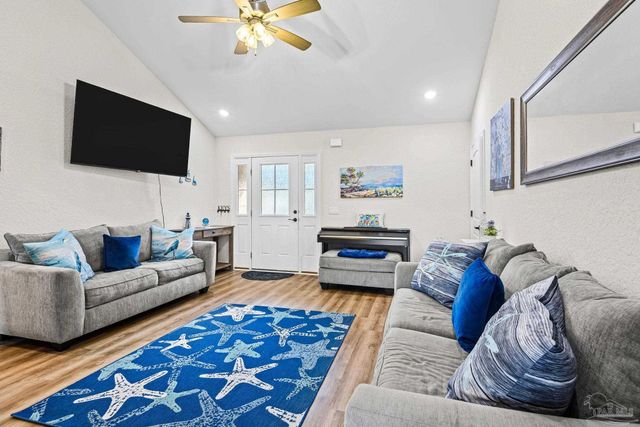 7911 Twin Lake Dr, Milton, FL 32583