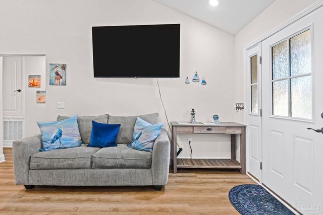 7911 Twin Lake Dr, Milton, FL 32583