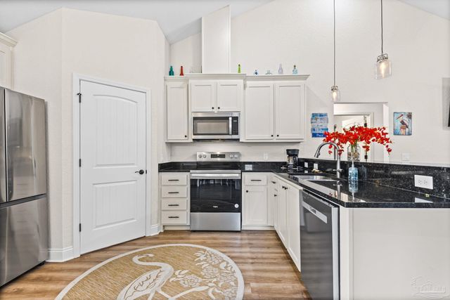 7911 Twin Lake Dr, Milton, FL 32583