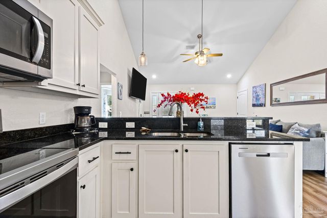 7911 Twin Lake Dr, Milton, FL 32583