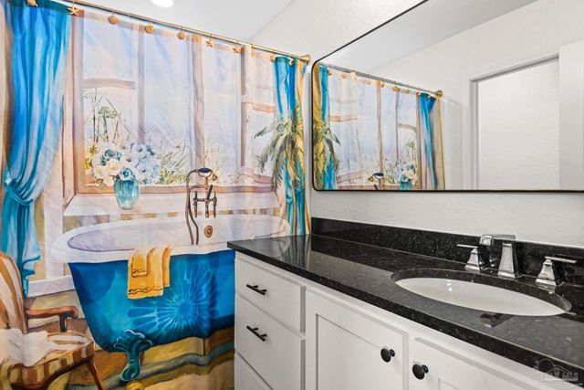 7911 Twin Lake Dr, Milton, FL 32583