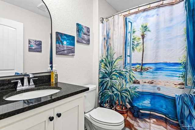 7911 Twin Lake Dr, Milton, FL 32583