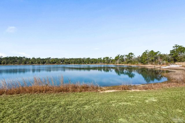 7911 Twin Lake Dr, Milton, FL 32583