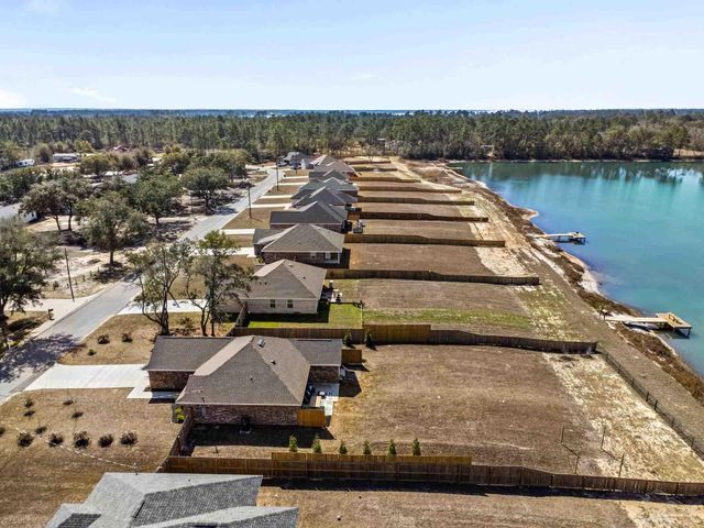 7911 Twin Lake Dr, Milton, FL 32583