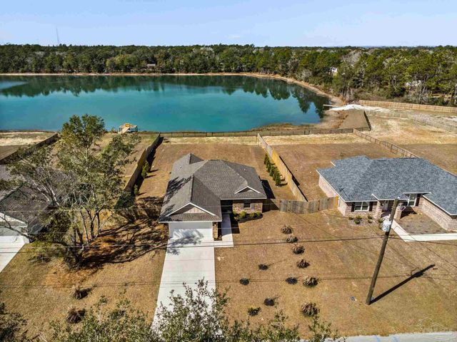 7911 Twin Lake Dr, Milton, FL 32583