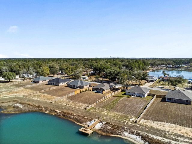 7911 Twin Lake Dr, Milton, FL 32583