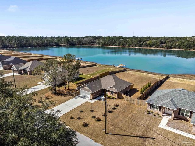 7911 Twin Lake Dr, Milton, FL 32583