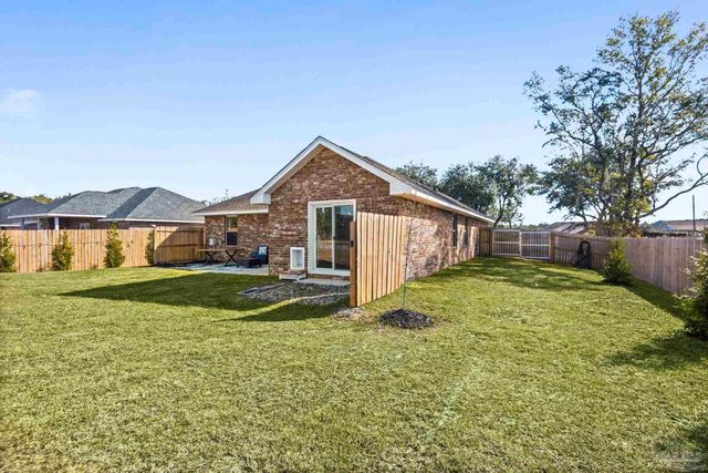 7911 Twin Lake Dr, Milton, FL 32583