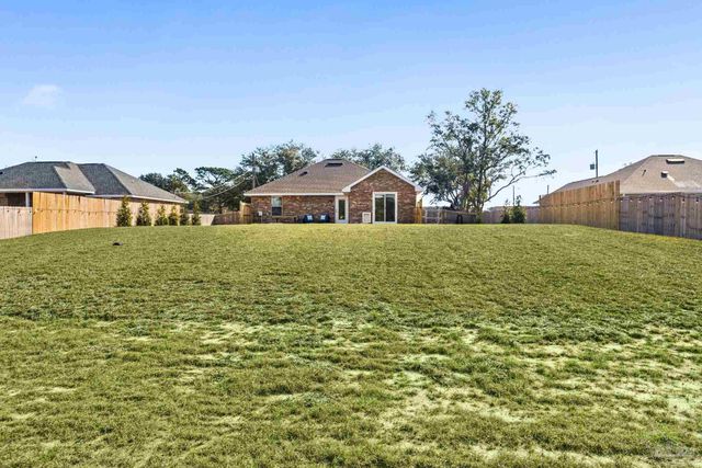 7911 Twin Lake Dr, Milton, FL 32583