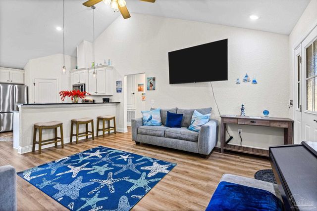 7911 Twin Lake Dr, Milton, FL 32583