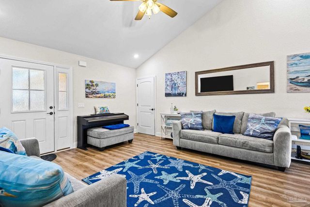 7911 Twin Lake Dr, Milton, FL 32583