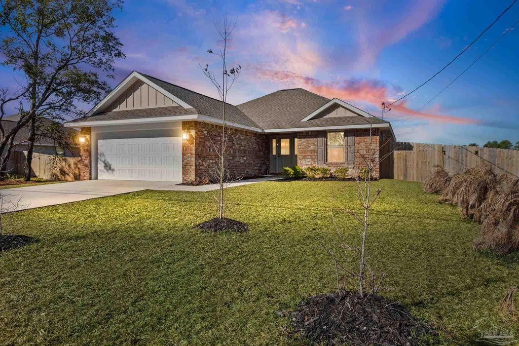 7911 Twin Lake Dr, Milton, FL 32583