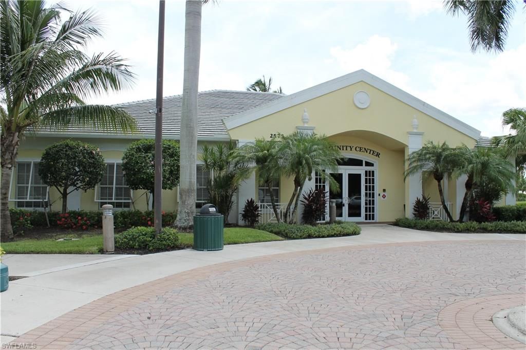 Image 35 of property listing at 2736 Lambay CT, Cape Coral, FL 33991