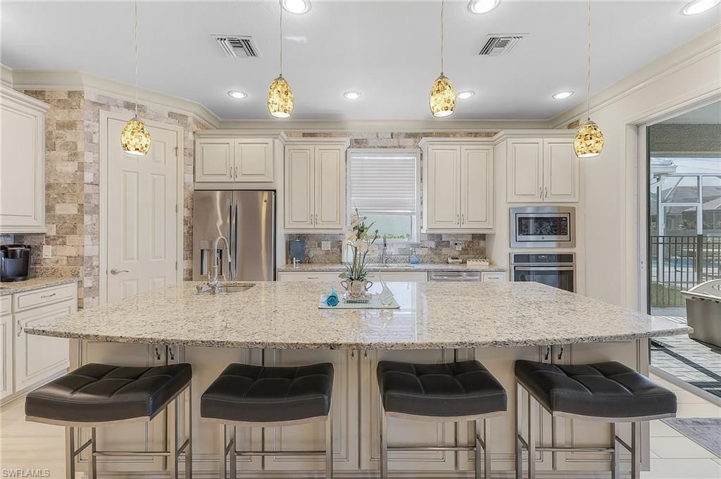 Image 6 of property listing at 2736 Lambay CT, Cape Coral, FL 33991