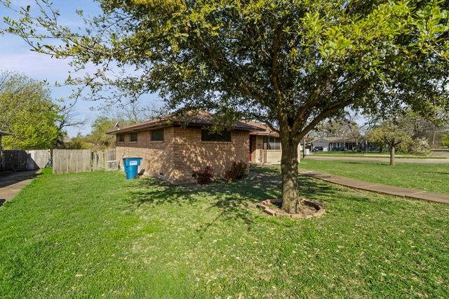 1315 Willow Creek Drive, Lancaster, TX 75146