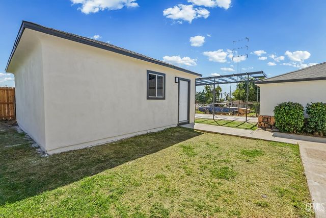1104 Glade Street, Bakersfield, CA 93308