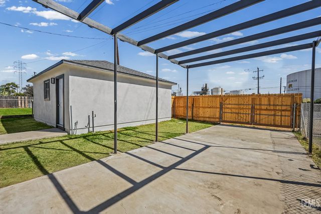 1104 Glade Street, Bakersfield, CA 93308
