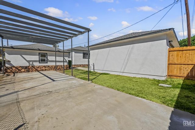 1104 Glade Street, Bakersfield, CA 93308