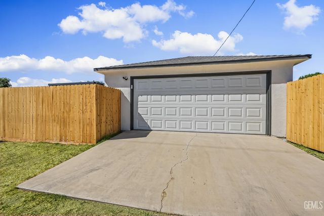 1104 Glade Street, Bakersfield, CA 93308
