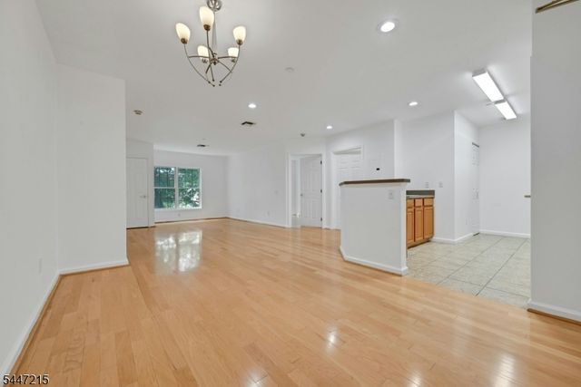 189 Forest Ave 213, Paramus Boro, NJ 07652