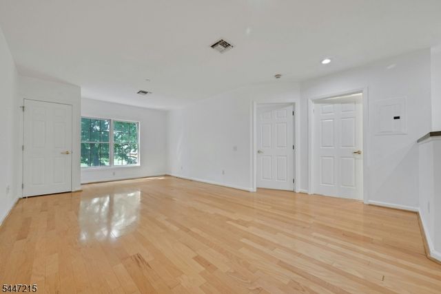 189 Forest Ave 213, Paramus Boro, NJ 07652