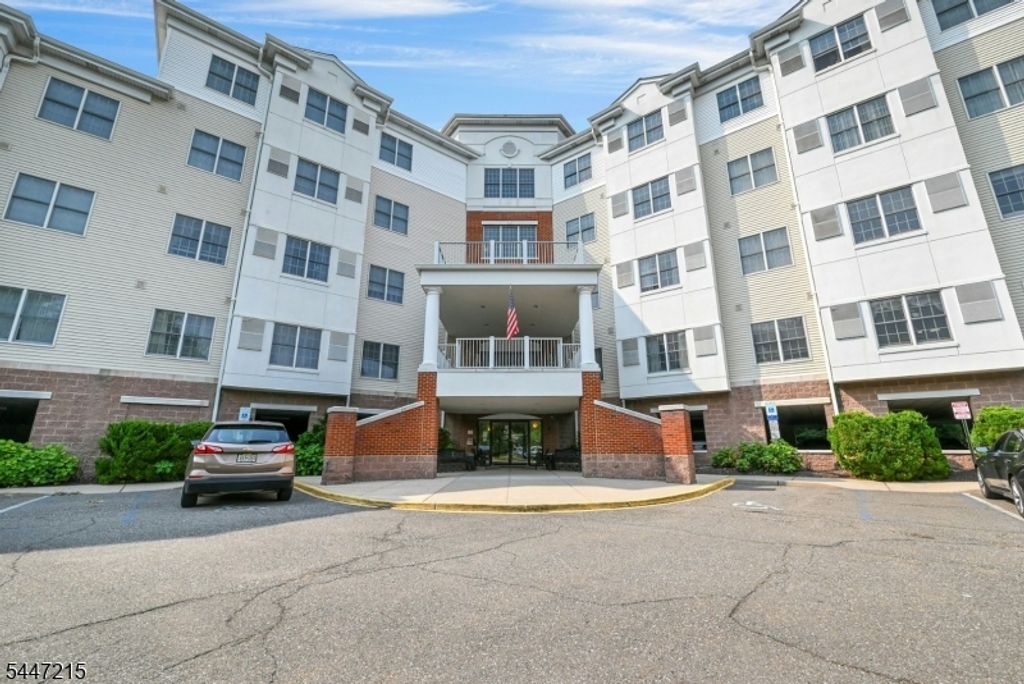 189 Forest Ave 213, Paramus Boro, NJ 07652